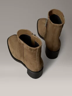 Calvin Klein Ankle Boots aus Wildleder mit Reißverschluss und quadratischer Spitze^Damen Boots