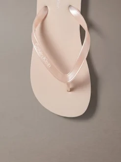 Calvin Klein Arwa - Metallic-Flip-Flops mit Perlglanz^Damen Slippers