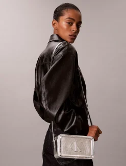 Calvin Klein Auffällige Camera Bag mit Metallic-Monogramm^Damen Umhängetaschen|Taschen