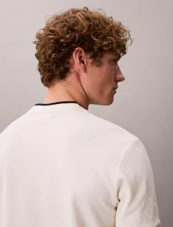 Calvin Klein Baumwoll-Piqué T-Shirt mit verziertem Kragen^Herren T-shirts