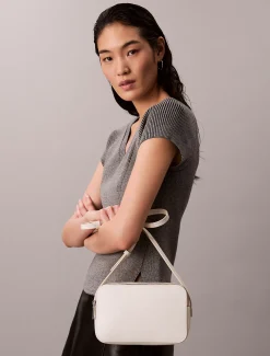 Calvin Klein Camera Bag mit durchgehendem Monogramm-Logo^Damen Umhängetaschen|SchultertaschenFrisch Eingetroffen