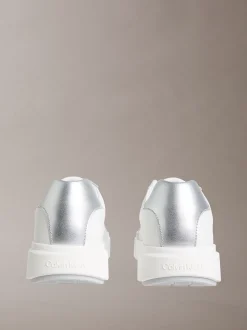 Calvin Klein Chunky Sneakers aus Leder mit silberner Lasche^Damen SneakerFrisch Eingetroffen