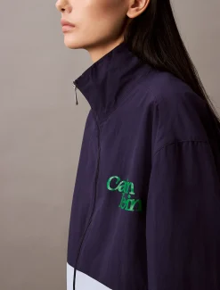 Calvin Klein Cropped Nylon-Jacke mit Design in Blockfarben^Damen JackenFrisch Eingetroffen