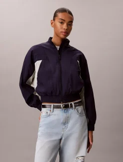 Calvin Klein Cropped Nylon-Jacke mit Design in Blockfarben^Damen JackenFrisch Eingetroffen