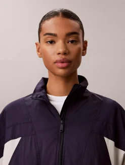 Calvin Klein Cropped Nylon-Jacke mit Design in Blockfarben^Damen JackenFrisch Eingetroffen