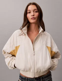 Calvin Klein Cropped Nylon-Jacke mit Design in Blockfarben^Damen JackenFrisch Eingetroffen