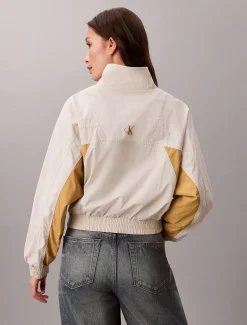 Calvin Klein Cropped Nylon-Jacke mit Design in Blockfarben^Damen JackenFrisch Eingetroffen