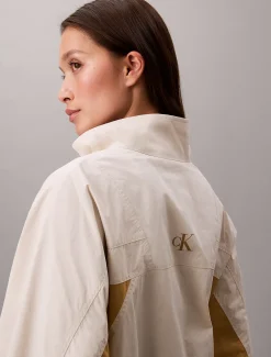 Calvin Klein Cropped Nylon-Jacke mit Design in Blockfarben^Damen JackenFrisch Eingetroffen