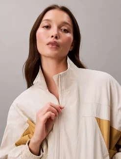 Calvin Klein Cropped Nylon-Jacke mit Design in Blockfarben^Damen JackenFrisch Eingetroffen