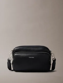 Calvin Klein Crossbody Camera Bag mit Logo aus genarbtem Leder^Herren Umhängetaschen & Schultertaschen