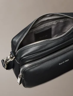 Calvin Klein Crossbody Camera Bag mit Logo aus genarbtem Leder^Herren Umhängetaschen & Schultertaschen