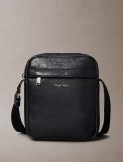 Calvin Klein Crossbody-Reporter-Bag mit Logo aus genarbtem Leder^Herren Umhängetaschen & Schultertaschen