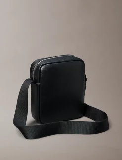 Calvin Klein Crossbody-Reporter-Bag mit Logo aus genarbtem Leder^Herren Umhängetaschen & Schultertaschen