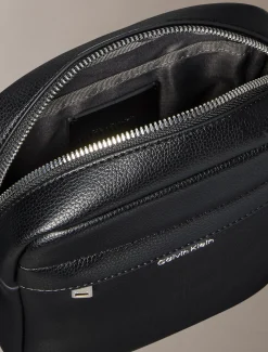 Calvin Klein Crossbody-Reporter-Bag mit Logo aus genarbtem Leder^Herren Umhängetaschen & Schultertaschen