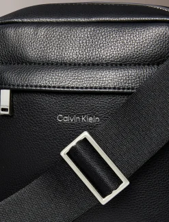 Calvin Klein Crossbody-Reporter-Bag mit Logo aus genarbtem Leder^Herren Umhängetaschen & Schultertaschen