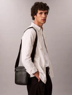 Calvin Klein Crossbody-Reporter-Bag mit Logo aus genarbtem Leder^Herren Umhängetaschen & Schultertaschen