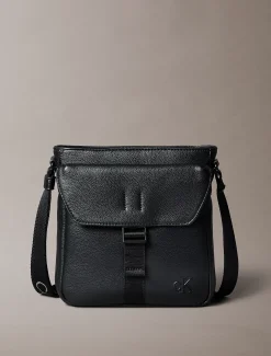 Calvin Klein Crossover-Flugtasche mit genarbtem Logo-Riemen^Herren Umhängetaschen & Schultertaschen|Taschen