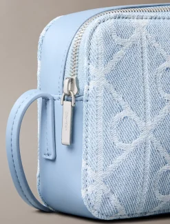 Calvin Klein Denim-Kameratasche mit durchgehendem Emblem-Logo^Damen Umhängetaschen|Taschen