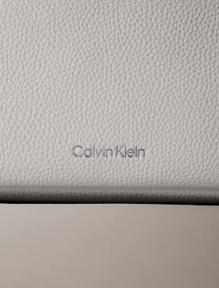 Calvin Klein Geschwungene Tasche aus Wildleder Tasche mit genarbter Oberfläche^Damen SchultertaschenFrisch Eingetroffen|Taschen
