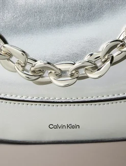Calvin Klein Gravierte metallische Umhängetasche mit Kettenriemen^Damen SchultertaschenFrisch Eingetroffen|Taschen