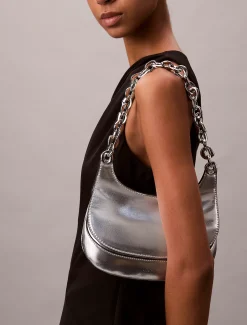 Calvin Klein Gravierte metallische Umhängetasche mit Kettenriemen^Damen SchultertaschenFrisch Eingetroffen|Taschen