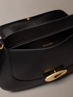 Calvin Klein Gravierte mittelgroße Crossbody Bag mit Klappe^Damen Umhängetaschen|Taschen