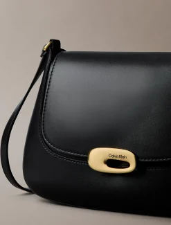 Calvin Klein Gravierte mittelgroße Crossbody Bag mit Klappe^Damen Umhängetaschen|Taschen