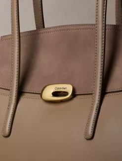 Calvin Klein Gravierte Tote Bag mit gebürsteter Klappe aus Wildleder^Damen Tote Bags|Taschen