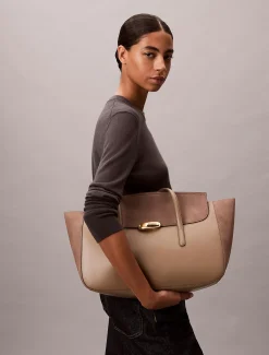 Calvin Klein Gravierte Tote Bag mit gebürsteter Klappe aus Wildleder^Damen Tote Bags|Taschen