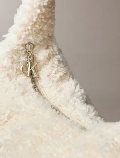 Calvin Klein Große Schultertasche aus Sherpa-Material^Damen Umhängetaschen|SchultertaschenFrisch Eingetroffen