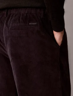 Calvin Klein Hose mit weitem Bein aus Kordsamt mit Bundfalten^Herren Hosen & Shorts