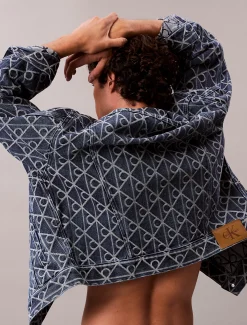 Calvin Klein Jeansjacke mit Allover-Logo im Neunzigerjahre-Look^Herren Jeansjacken|JackenFrisch Eingetroffen