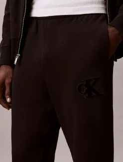 Calvin Klein Jogginghose aus Fleece mit Monogramm-Logoaufnäher^Herren Hosen & Shorts