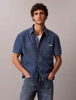 Calvin Klein Kastig geschnittenes Jeanshemd mit kurzen Ärmeln^Herren Hemden & Poloshirts
