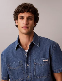 Calvin Klein Kastig geschnittenes Jeanshemd mit kurzen Ärmeln^Herren Hemden & Poloshirts
