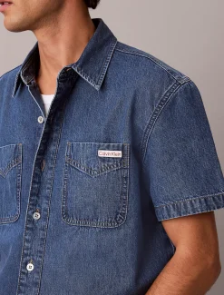 Calvin Klein Kastig geschnittenes Jeanshemd mit kurzen Ärmeln^Herren Hemden & Poloshirts