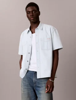 Calvin Klein Kastig geschnittenes Jeanshemd mit kurzen Ärmeln^Herren Hemden & Poloshirts
