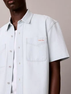 Calvin Klein Kastig geschnittenes Jeanshemd mit kurzen Ärmeln^Herren Hemden & Poloshirts