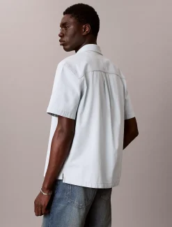 Calvin Klein Kastig geschnittenes Jeanshemd mit kurzen Ärmeln^Herren Hemden & Poloshirts