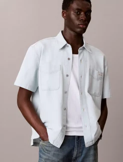 Calvin Klein Kastig geschnittenes Jeanshemd mit kurzen Ärmeln^Herren Hemden & Poloshirts