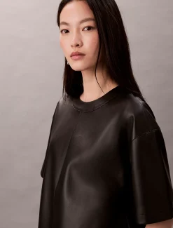 Calvin Klein Kastiges T-Shirt aus Kunstleder^Damen T-shirts & Tops