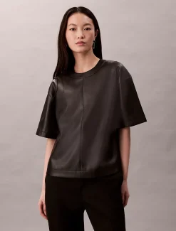 Calvin Klein Kastiges T-Shirt aus Kunstleder^Damen T-shirts & Tops