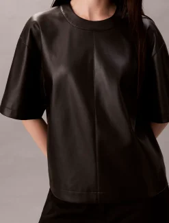 Calvin Klein Kastiges T-Shirt aus Kunstleder^Damen T-shirts & Tops