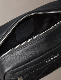 Calvin Klein Kulturbeutel mit durchgehender Emblem-Logo-Prägung^Herren Geldbörsen & Kartenetuis