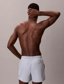 Calvin Klein Kurze Badeshorts mit Kordelzug – CK Monogram^Herren BademodeFrisch Eingetroffen