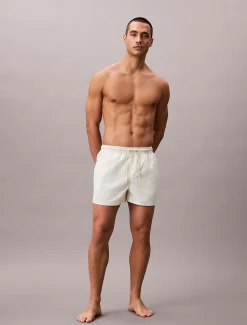 Calvin Klein Kurze Badeshorts mit Kordelzug – CK Monogram^Herren BademodeFrisch Eingetroffen
