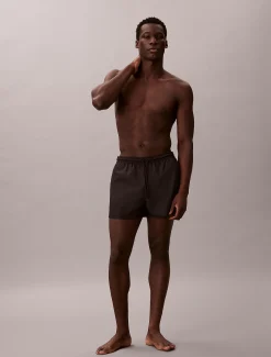 Calvin Klein Kurze Badeshorts mit Kordelzug – CK Monogram^Herren BademodeFrisch Eingetroffen