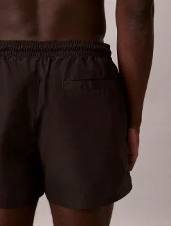 Calvin Klein Kurze Badeshorts mit Kordelzug – CK Monogram^Herren BademodeFrisch Eingetroffen