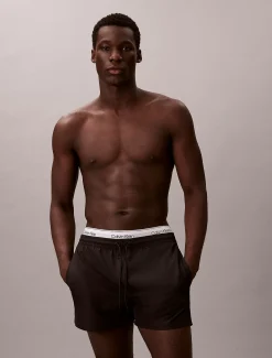Calvin Klein Kurze Badeshorts mit Kordelzug – CK Essentials^Herren BademodeFrisch Eingetroffen