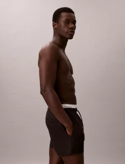 Calvin Klein Kurze Badeshorts mit Kordelzug – CK Essentials^Herren BademodeFrisch Eingetroffen